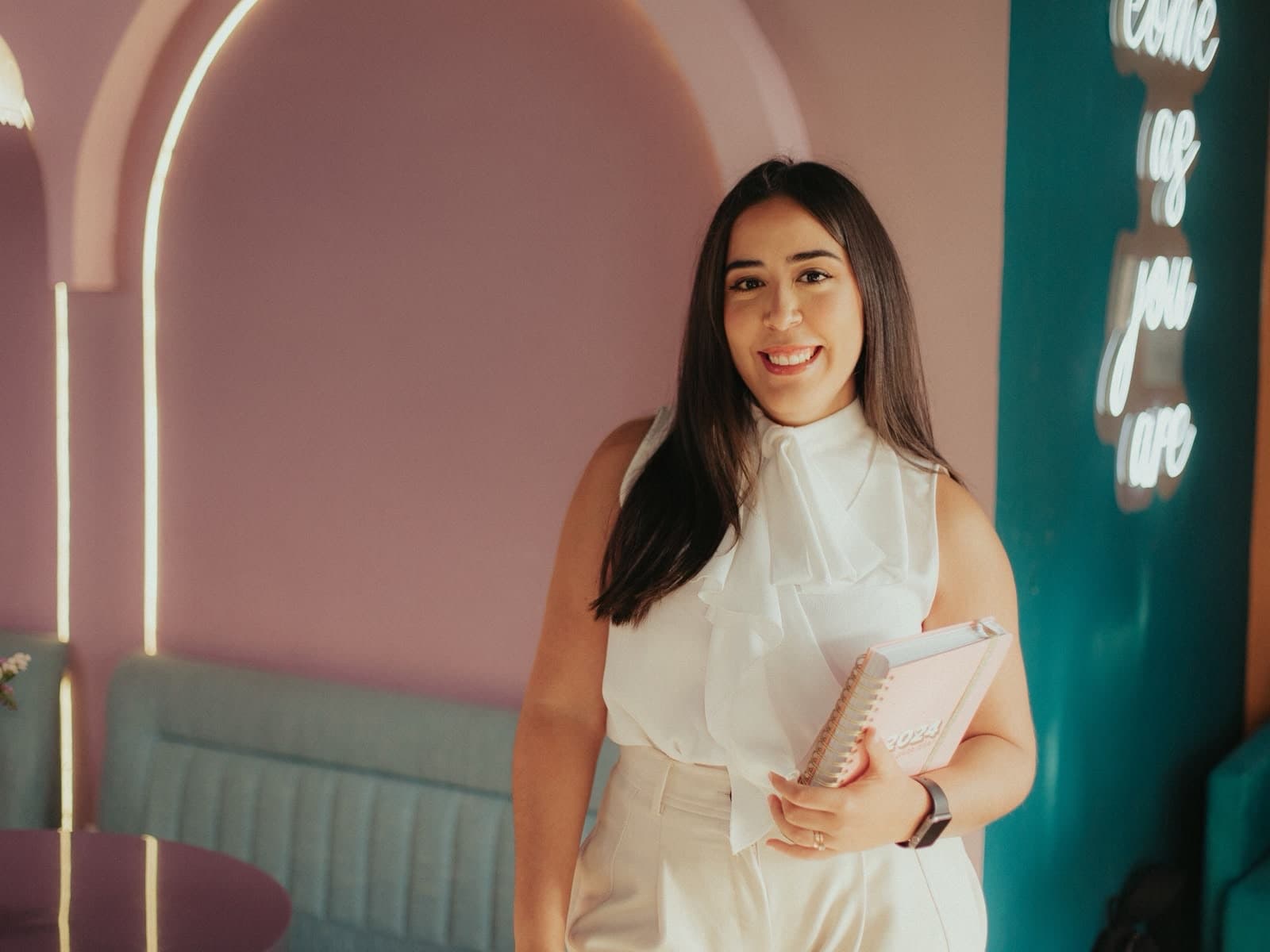 María Alejandra Guerra Sousa con su journal